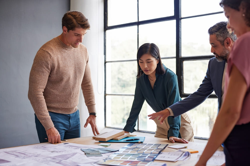 Projetar móveis com arquiteto, designer ou projetar na loja de planejados